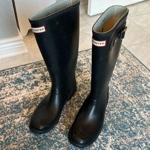 Black Hunter rain boots. Size 8M/9F.